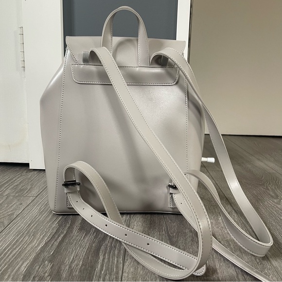 NWOT Women’s Claudia Canova Unlined Flap-over Grey Backpack - Picture 3 of 7